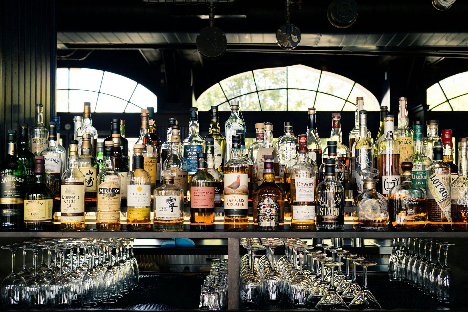 Alcohol for relaxing your tensed muscles (Image via Unsplash/John)